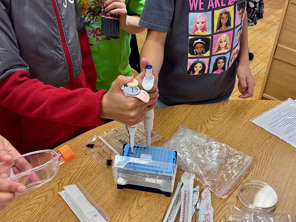 UChicago DNA Days teach hundreds of | UChicago Civic Engagement