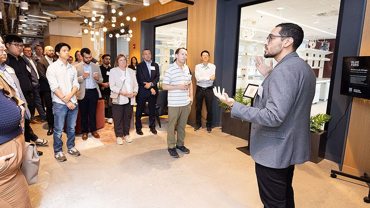 Raul Vasquez, the Portal Innovations executive director for the UChicago Science Incubator, gives a tour of the lab and workspace at Hyde Park Labs.Photo by Anne Ryan