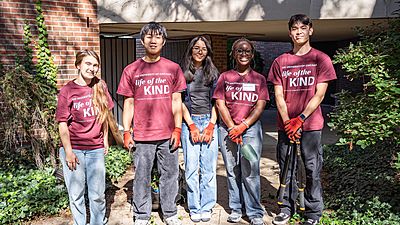 At the end of their day of sessions and conversations with local leaders, 500 students took part in one of 15 service projects supporting nonprofit organizations in the University's neighboring communities. 